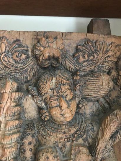 Deux panneaux de bois de char en bois sculpté...