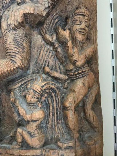 Deux panneaux de bois de char en bois sculpté...