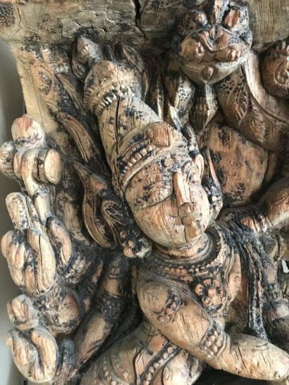 Deux panneaux de bois de char en bois sculpté...