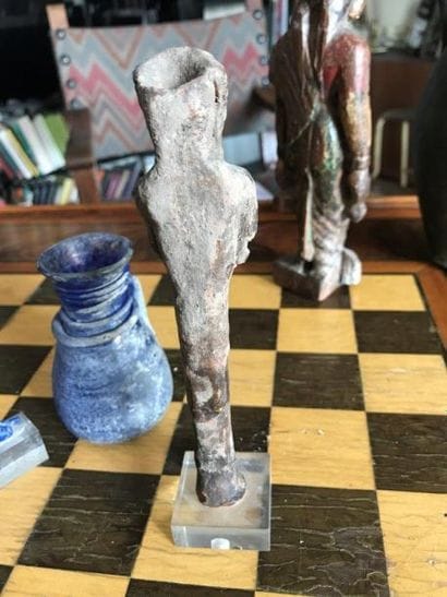 Figurine en terre cuite
On joint un verrerie...