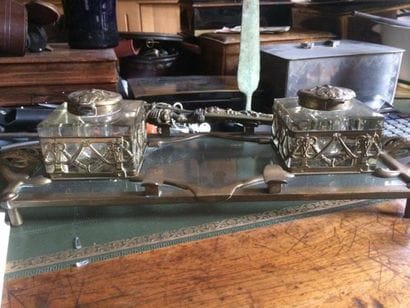 Encrier en verre et laiton à motifs stylisés...