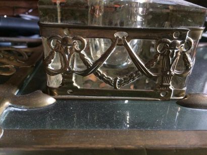 Encrier en verre et laiton à motifs stylisés...