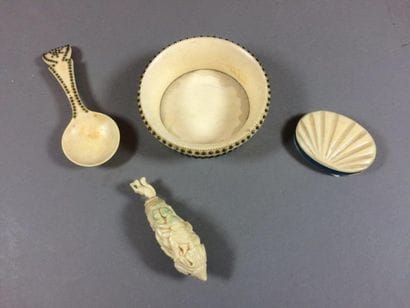 Ensemble d'objets en ivoire XIXe:
-porte-aiguille...