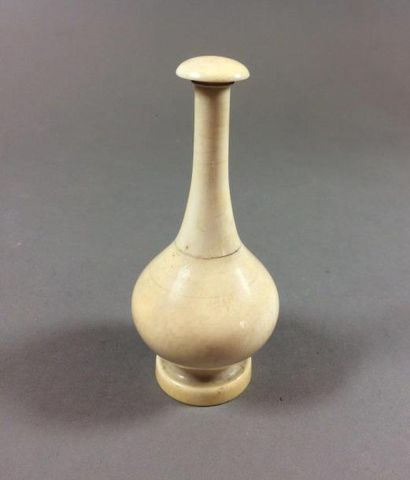 Ensemble d'objets en ivoire XIXe:
-porte-aiguille...