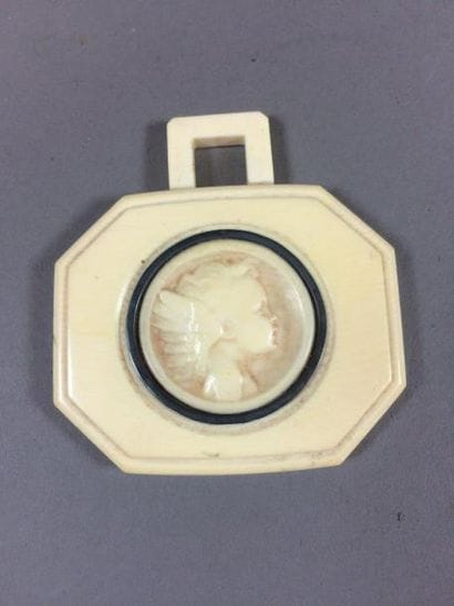 Pendentif en ivoire vers 1930 représentant...