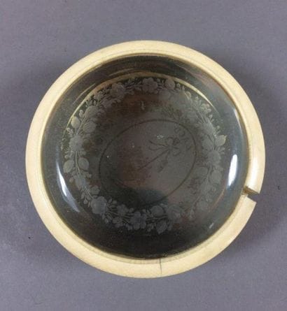 Petite boîte en verre gravé et ivoire XIXe
LACD...