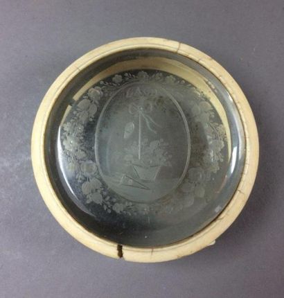 Petite boîte en verre gravé et ivoire XIXe
LACD...