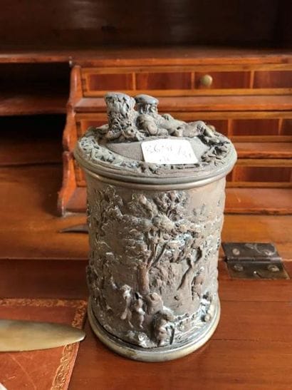 Lot comprenant:
Pot à tabac en fonte
Coupe...