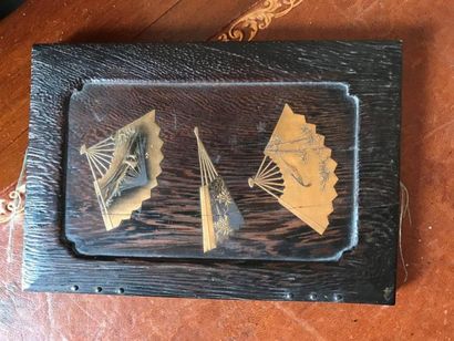 Etui à carnet à décor en relief en laque...