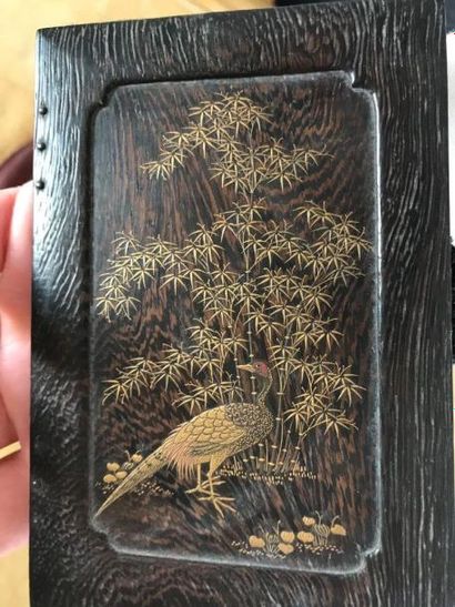 Etui à carnet à décor en relief en laque...