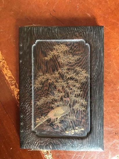 Etui à carnet à décor en relief en laque...