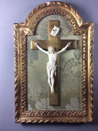 Christ en ivoire signé
On joint deux autres...