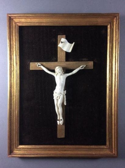 Christ en ivoire signé
On joint deux autres...