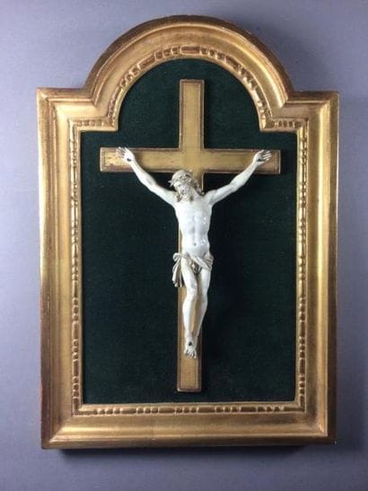 Christ en ivoire signé
On joint deux autres...