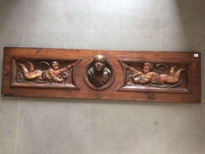 Panneau en bois naturel sculpté orné au centre...