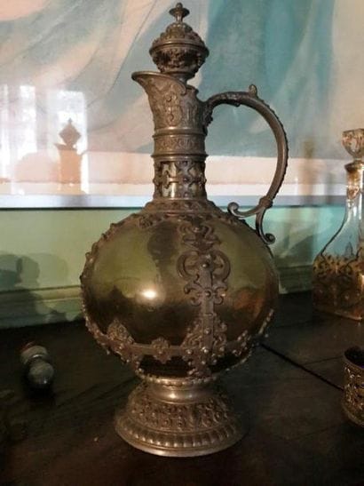 Suite de deux verseuses en verre coloré monté...