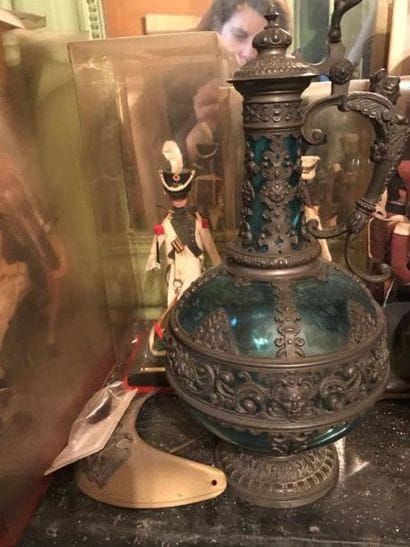 Suite de deux verseuses en verre coloré monté...