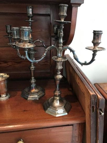 Paire de candélabres en métal argenté CA...
