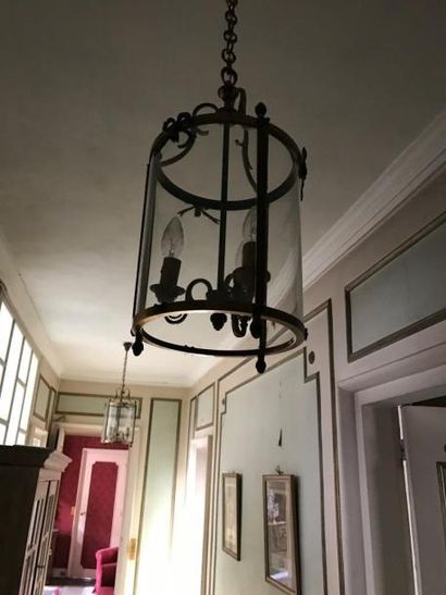 Suite de trois lanternes en verre et lai...
