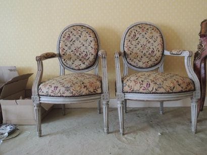 Paire de fauteuils à dossier plat médaillon...