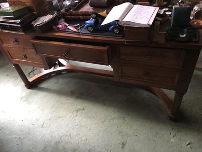 Bureau en bois naturel ouvrant à trois tirois...