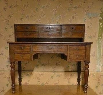 Bureau en bois naturel reposant sur 4 pieds...