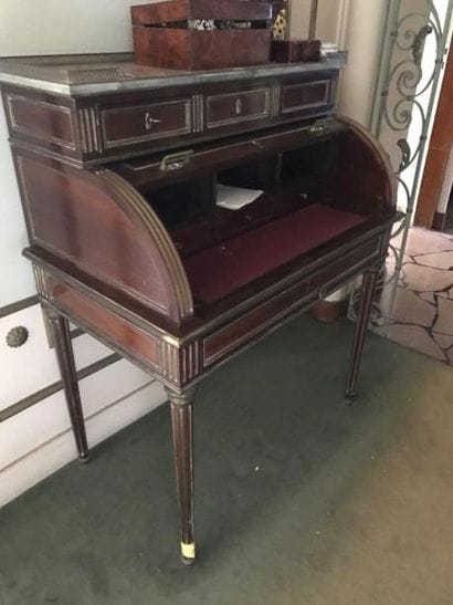 Petit bureau à cylindre de style Louis XVI...