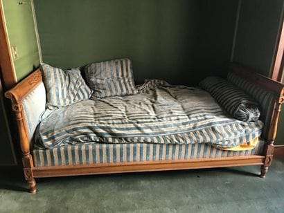 Suite de deux lits de repos en bois naturel...