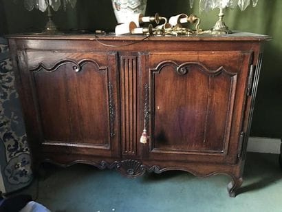 Buffet bas ouvrant à deux vantaux en chê...