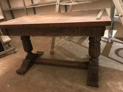 Table reposant sur des pieds patins reliés...