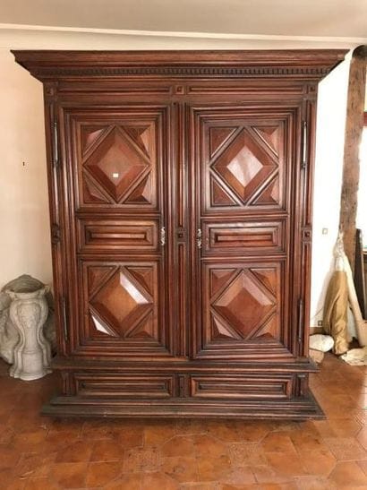 IMPORTANTE ARMOIRE en bois naturel mouluré...