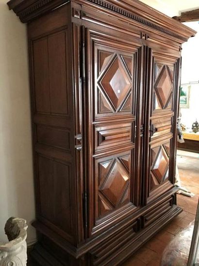 IMPORTANTE ARMOIRE en bois naturel mouluré...