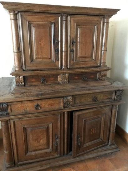 Meuble deux corps ouvrant à quatre portes...