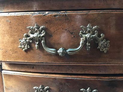 Commode à façade arbalète en noyer mouluré...