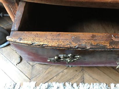 Commode à façade arbalète en noyer mouluré...