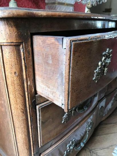 Commode à façade arbalète en noyer mouluré...