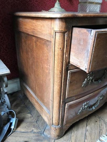 Commode à façade arbalète en noyer mouluré...