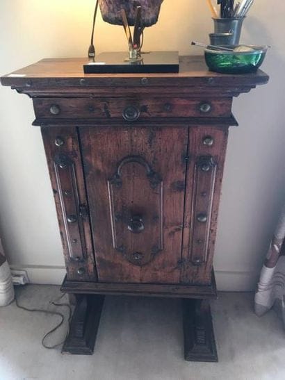 Credenza en noyer ouvrant à une porte et...