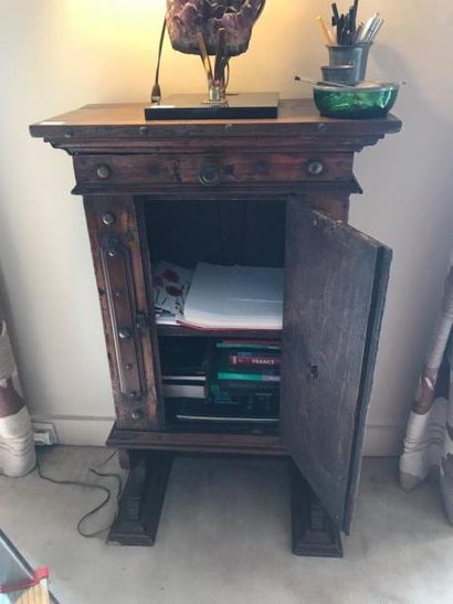 Credenza en noyer ouvrant à une porte et...