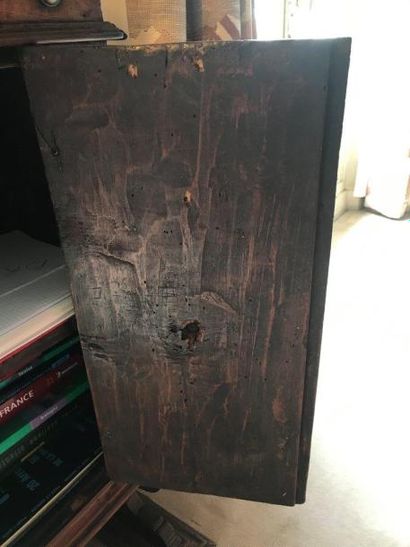 Credenza en noyer ouvrant à une porte et...
