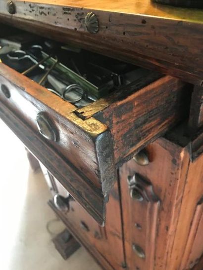 Credenza en noyer ouvrant à une porte et...