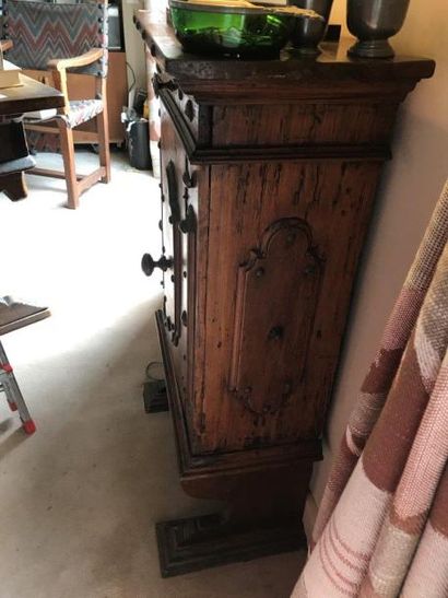 Credenza en noyer ouvrant à une porte et...