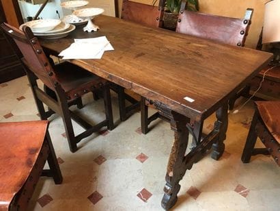 Table Espagnole en noyer restaurée plateau...