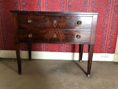 Petite commode ouvrant à deux tiroirs en...