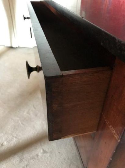Petite commode ouvrant à deux tiroirs en...
