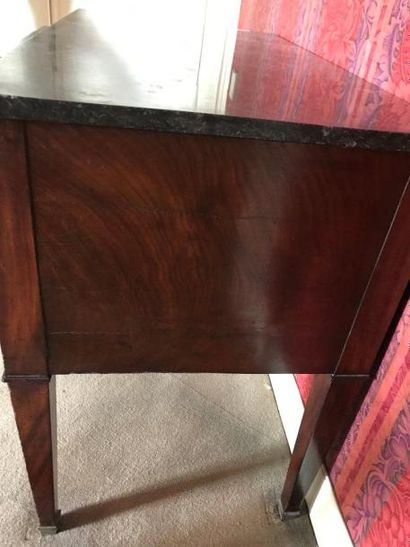 Petite commode ouvrant à deux tiroirs en...