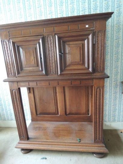 Meuble dressoir en noyer sculpté de pennes
Style...