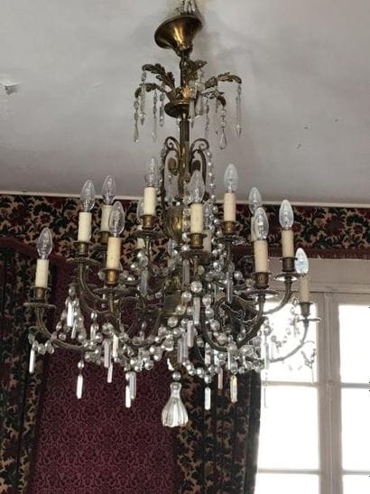 Lustre corbeille à douze lumières et pampilles...