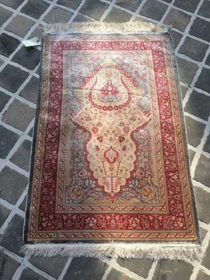 Héréké en soie décor prière
Signé
Turquie
142...
