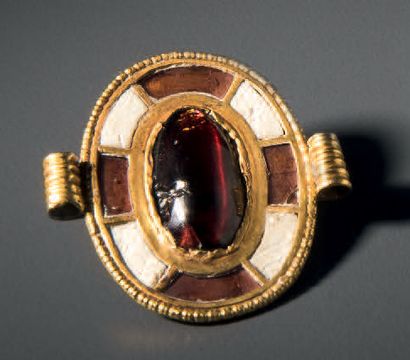 Pendentif gothique.
Pendentif ovale cloisonné,...